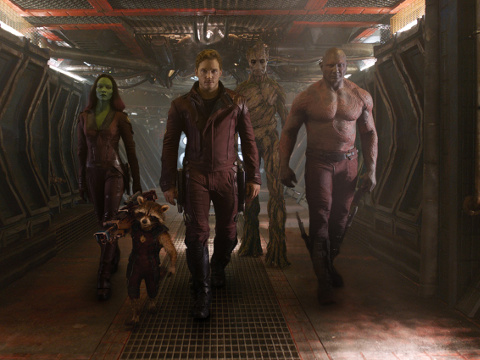 Chris Pratt (C) as Peter Quill walks down a corridor on a spaceship with the other guardians, Zoe Saldana as Gamora (L), genetically-engineered raccoon named Rocket, tree-like humanoid named Groot and Dave Bautista as Drax (Credit: Marvel Studios)