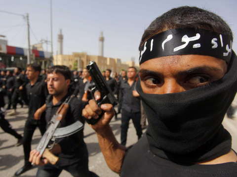 Mehdi Army fighters loyal to Shia cleric Moqtada al-Sadr march in Najaf, June 21, 2014 (Reuters/Alaa Al-Marjani)