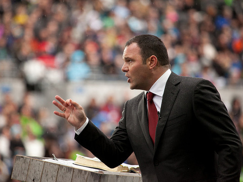Mark Driscoll, preaching pastor of Mars Hill Church, on stage, delivers sermon during Easter Celebration at Qwest Field in Seattle, Washington, April 24, 2011 (Credit: Will Foster via Flickr)