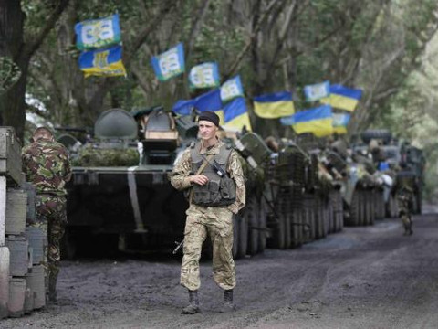 Ukrainian paratroopers gather near the eastern Ukrainian town of Slaviansk, July 8, 2014 (Credit: Reuters/Gleb Garanich)