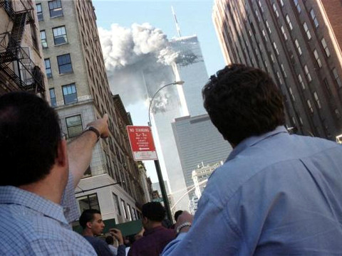 New Yorkers react to the impending collapse of the World Trade Center after radical Islamist terrorists hijacked and crashed two commercial airliners into the twin towers, September 11, 2001 (Credit: Reuters/Richard Cohen)
