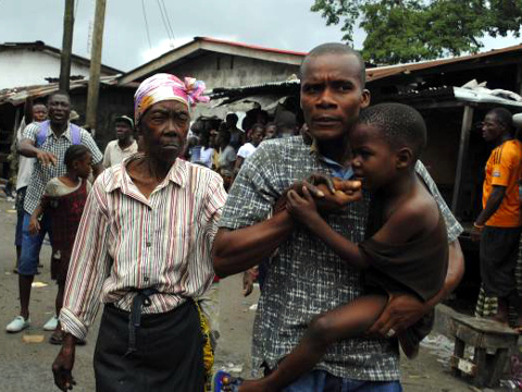 Residents flee during clashes in the West Point quarantined neighborhood of Liberia's capital Monrovia, August 20, 2014 (Credit: Reuters/James Harding Giahyue)