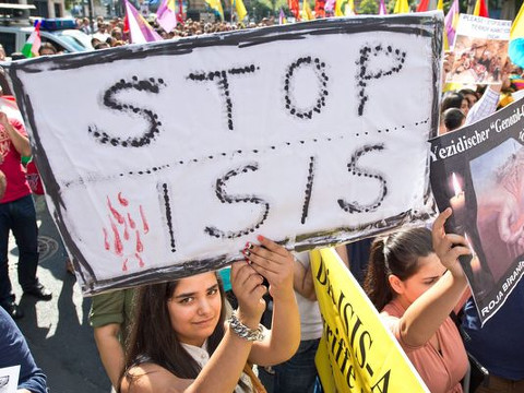 Kurds and Yazidi take part in a rally in Frankfurt, Germany, protesting the invasion of large parts of the Iraq by the jihadist group Islamic State (IS), August 9, 2014 (Credit: EPA/Boris Roessler)