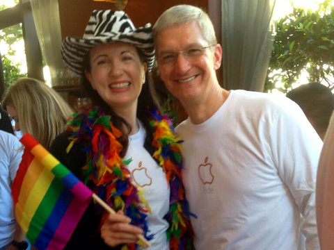 Apple CEO Tim Cook poses for a photo with Apple employee, Justyna Horwat, at pre-parade festivities before the 2014 San Francisco gay pride parade, June 29 ,2014 (Credit: Justyna Horwat via Twitter)