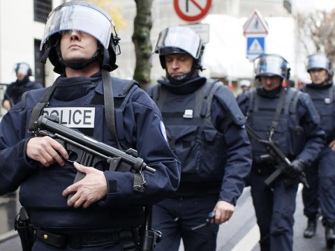 French intervention police take up position near the scene of a hostage taking at a kosher supermarket near Porte de Vincennes in eastern Paris, January 9, 2015 (Credit: Reuters/Youssef Boudlal)