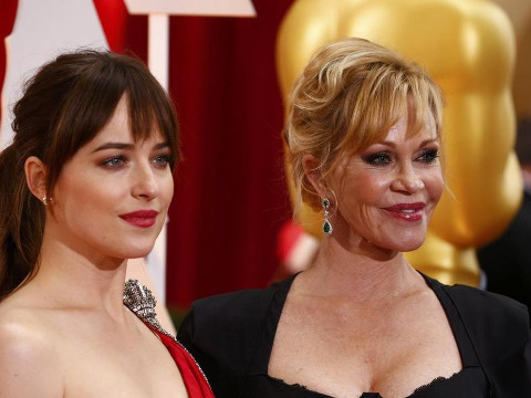 'Fifty Shades of Grey actress Dakota Johnson arrives with her mother Melanie Griffith (R) at the 87th Academy Awards at the Dolby Theatre in Hollywood, California February 22, 2015 (Credit: Reuters/Lucas Jackson)