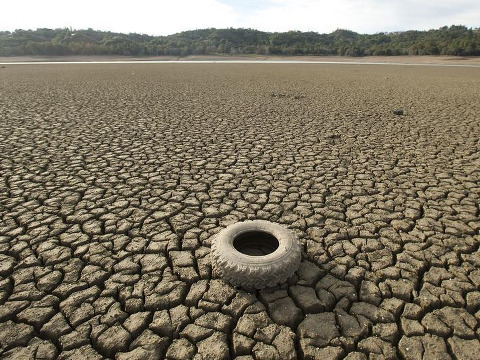 A tire rests on the dry bed of Lake Mendocino, a key Mendocino County reservoir, in Ukiah, California February 25, 2014 (Credit: Reuters/Noah Berger)