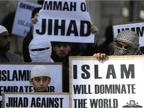Islamic jihadists rally holding signs promoting Islam and jihad (Credit: Reuters/Paul Hackett)