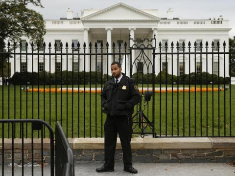 A member of the U.S. Secret Service stands guard in front of the North Lawn of the White House in Washington October 23, 2014 (Credit: Reuters/Kevin Lamarque)