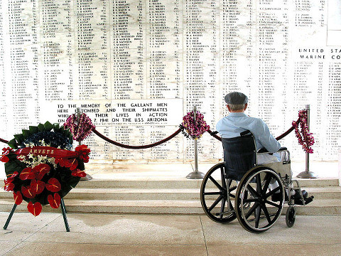 Pearl Harbor survivor Bill Johnson reads the list of names inscribed in the USS Arizona Memorial, January 20, 2004 (Credit: U.S. Navy/Chief Journalist David Rush)