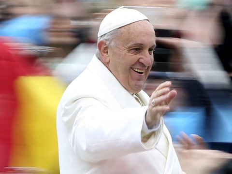 Pope Francis waves at the conclusion of the Easter Mass in St. Peter's Square at the Vatican April 5, 2015 (Credit: Reuters/Alessandro Bianchi)