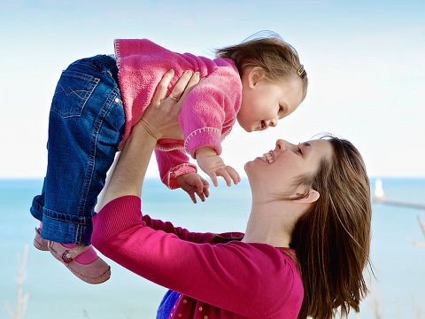 A pretty mom and her beautiful daughter enjoy time together in Port Washington, Wisconsin, April 8, 2009 (Credit: Elvis Kennedy via Flickr)