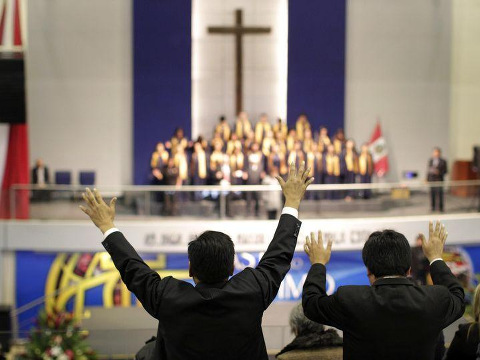 People pray during a ceremony held by Peru's Christian Evangelical churches with political leaders in Lima, July 30, 2014 (Reuters/Enrique Castro-Mendivil)