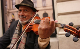 Violin player at work in the Ghencea district of the Romanian capital city Bucharest, April 2, 2011 (Credit: Nicu Buculei via Flickr)