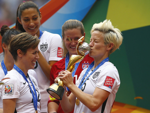 the United States kisses the trophy during the victory ceremony for the 2015 FIFA Women's World Cup after the United States claimed the title after defeating Japan 5-2 in Vancouver, Canada on July 5, 2015 (Credit: Imago/Icon Sportswire/Xinhua)