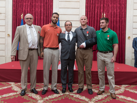 French President Francois Hollande (C) poses with (L-R) British man Chris Norman, Americans Anthony Sadler, Spencer Stone and Alek Skarlatos during a ceremony in honor of Americans Spencer Stone, Alek Skarlatos and Anthony Sandler, and British man Chris Norman, at the Elysee Palace in Paris, France, August 24, 2015 (Credit: AP Images/Sipa/Witt-Messyasz)