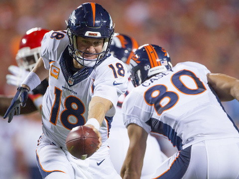 Denver Broncos quarterback Peyton Manning (18) hands off to Denver Broncos tight end James Casey (80) during the NFL game between the Denver Broncos and the Kansas City Chiefs at Arrowhead Stadium in Kansas City, Missouri, September 17, 2015 (Credit: Icon Sportswire/William Purnell)