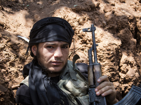 Soldier from ‘Jabhat Al Nusra’ militia prepares to fight as Assad’s army began attack on their positions (Credit: AP Images/Marcin Suder)