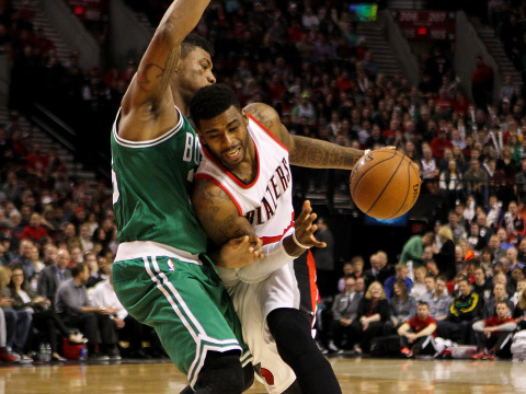 Dorell Wright drives to the hoop in a game between the Portland Trail Blazers and the Boston Celtics at the Moda Center, January 22, 2015 (Credit: Icon Sportswire/Zuma Press/David Blair)