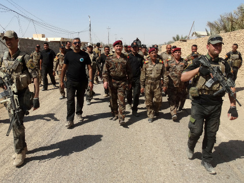 Lt. Gen. Abdul-Ghani al-Asadi, center, Iraqi anti-terrorism forces commander in Anbar inspects his forces after regaining control of Znkurh intersection, Ramadi, Iraq, October 8, 2015 (Credit: AP Photo)