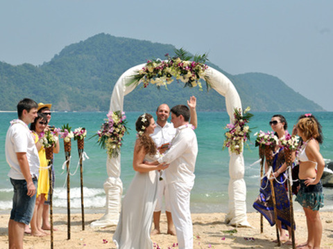 Wedding on a beach on the island of Phuket, a rainforested, mountainous island in the Andaman Sea, off the southeast coast of Thailand (Credit: Redbeach via Fotolia)