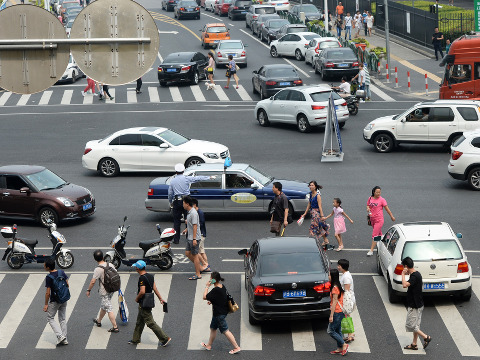 Traffic in Shanghai, China, August 29, 2015 (Credit: AP Images/Jens Kalaene)