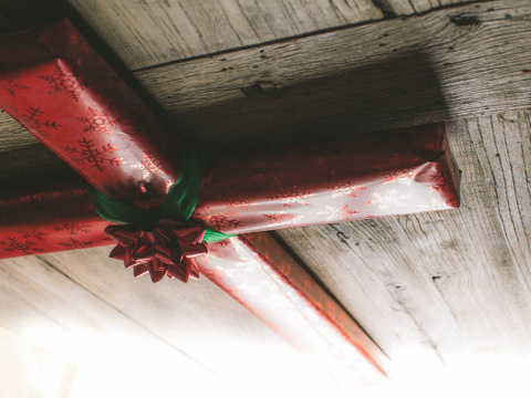 Cross wrapped in Christmas wrapping paper (Credit: Pearl via Lightstock)