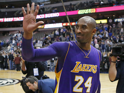The Los Angeles Lakers' Kobe Bryant (24) waves to the cheering fans as he leaves the court after a 90-82 loss against the Dallas Mavericks at the American Airlines Center in Dallas, November 13, 2015 (Credit: Icon Sportswire/Paul Moseley)