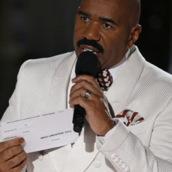 Steve Harvey holds up the card showing the winners after he incorrectly announced Miss Colombia Ariadna Gutierrez as the winner at the Miss Universe pageant before the pageant took it away and gave it to Miss Philippines Pia Alonzo Wurtzbach, Las Vegas, December 20, 2015 (Credit: AP Photo/John Locher)