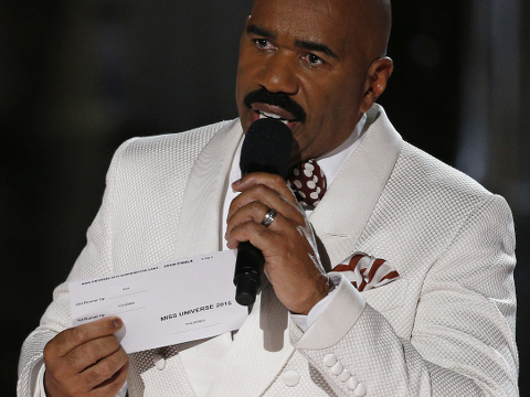 Steve Harvey holds up the card showing the winners after he incorrectly announced Miss Colombia Ariadna Gutierrez as the winner at the Miss Universe pageant before the pageant took it away and gave it to Miss Philippines Pia Alonzo Wurtzbach, Las Vegas, December 20, 2015 (Credit: AP Photo/John Locher)