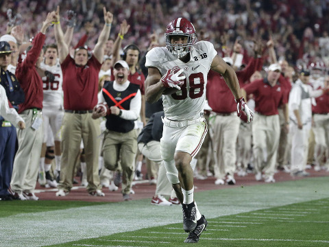 Alabama's O.J. Howard heads to the end zone for a touchdown reception during the second half of the NCAA college football playoff championship game against Clemson, Glendale, Arizona, January 11, 2016 (Credit: AP Images/Chris Carlson)