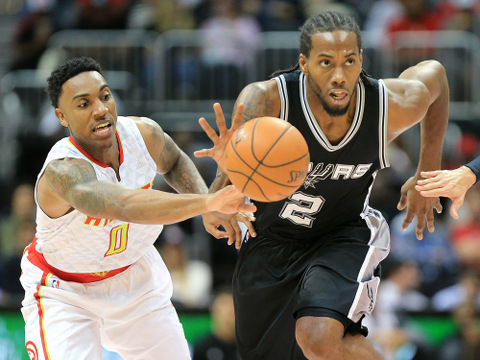 The San Antonio Spurs' Kawhi Leonard (2) makes a steal against the Atlanta Hawks' Jeff Teague during the first half in a preseason game at Philips Arena in Atlanta, Georgia, October 14, 2015 (Credit: Icon Sportswire/Curtis Compton)