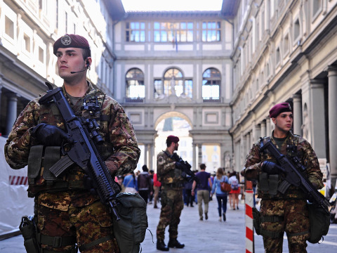 Soldiers stand front of the Signoria and Uffizi Museum square as they check the area in Florence, 25 March 2016. Security measures were tightened around the Florence monuments and touristic areas after the attacks in Brussels. Security services across Europe are on high alert following two explosions in the departure hall of Zaventem Airport and later one at Maelbeek Metro station in Brussels, Belgium, 22 March 2016. Many people have died and more have been injured in the terror attacks, which Islamic State (IS) has since claimed responsibility for. ANSA/MAURIZIO DEGL INNOCENTI (ANSA via AP)