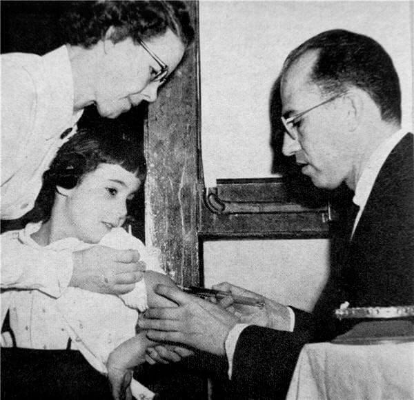 Jonas Salk vaccinating children