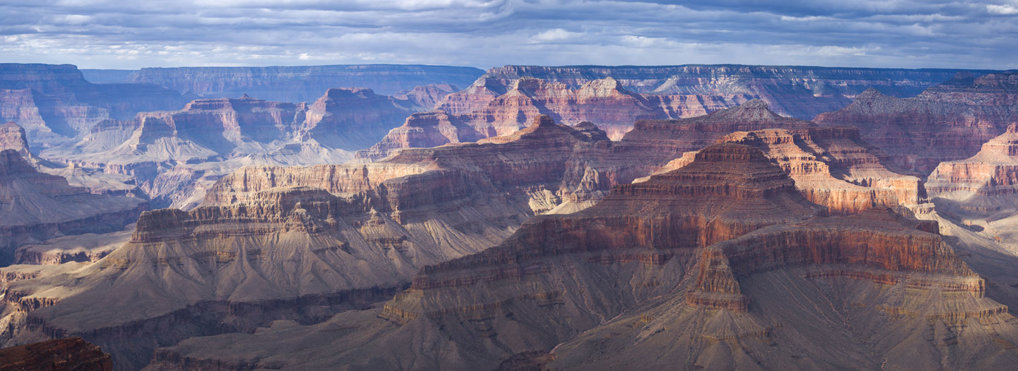 Hiker taking photo at Grand Canyon falls to her death