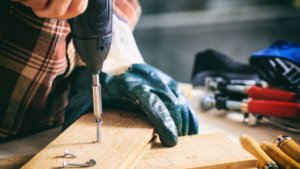 Carpenter working with an electric screwdriver. By Rawf8/stock.adobe.com