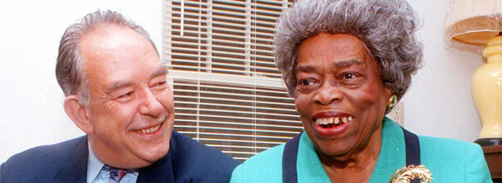 Television personality Robin Leach speaks with Oseola McCarty at her residence in Hattiesburg, Miss. Wednesday September 18, 1996.