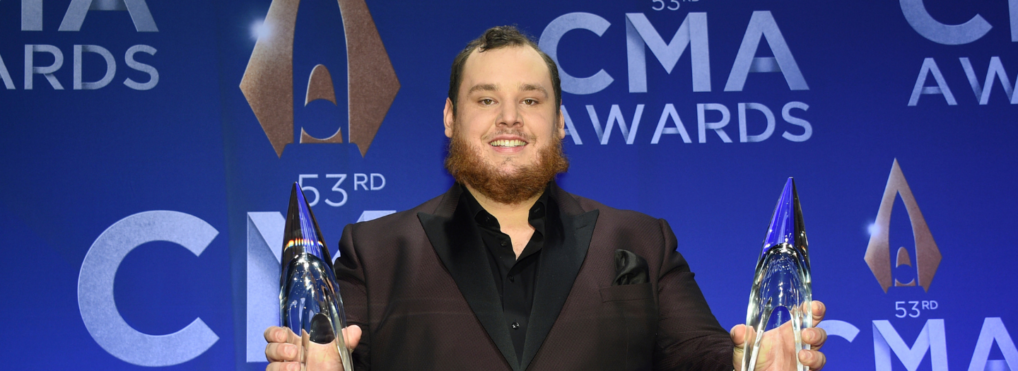 Singer rejected for "The Voice" wins Vocalist of the Year
