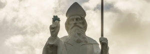 A statue of St. Patrick holding a shamrock. © DorSteffen/stock.adobe.com