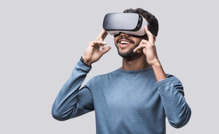 Man using VR headset with wonder