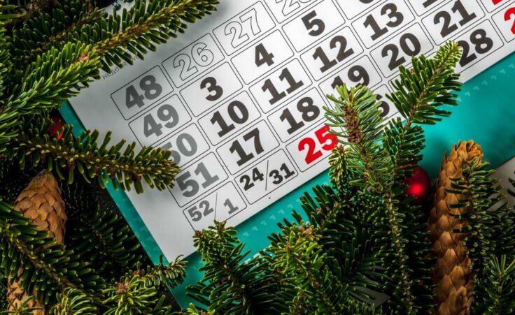 A Christmas-themed calendar shows December 25 in red numbers. © By ricka_kinamoto/stock.adobe.com