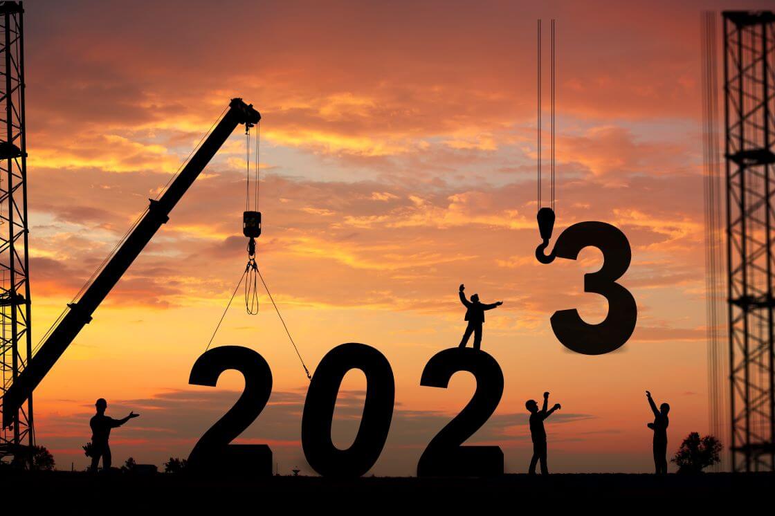 A construction crew lowers a 3 in order to create 2023. © By BillionPhotos.com/stock.adobe.com