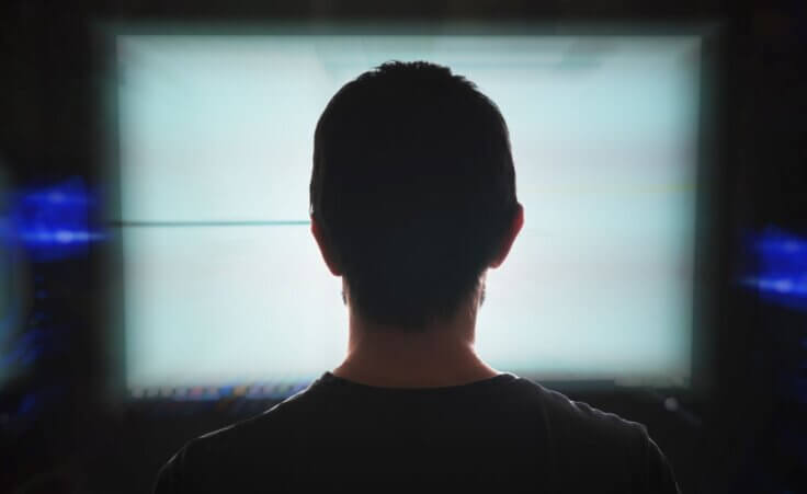 A man sits in front of a blank computer screen. © By vchalup/stock.adobe.com