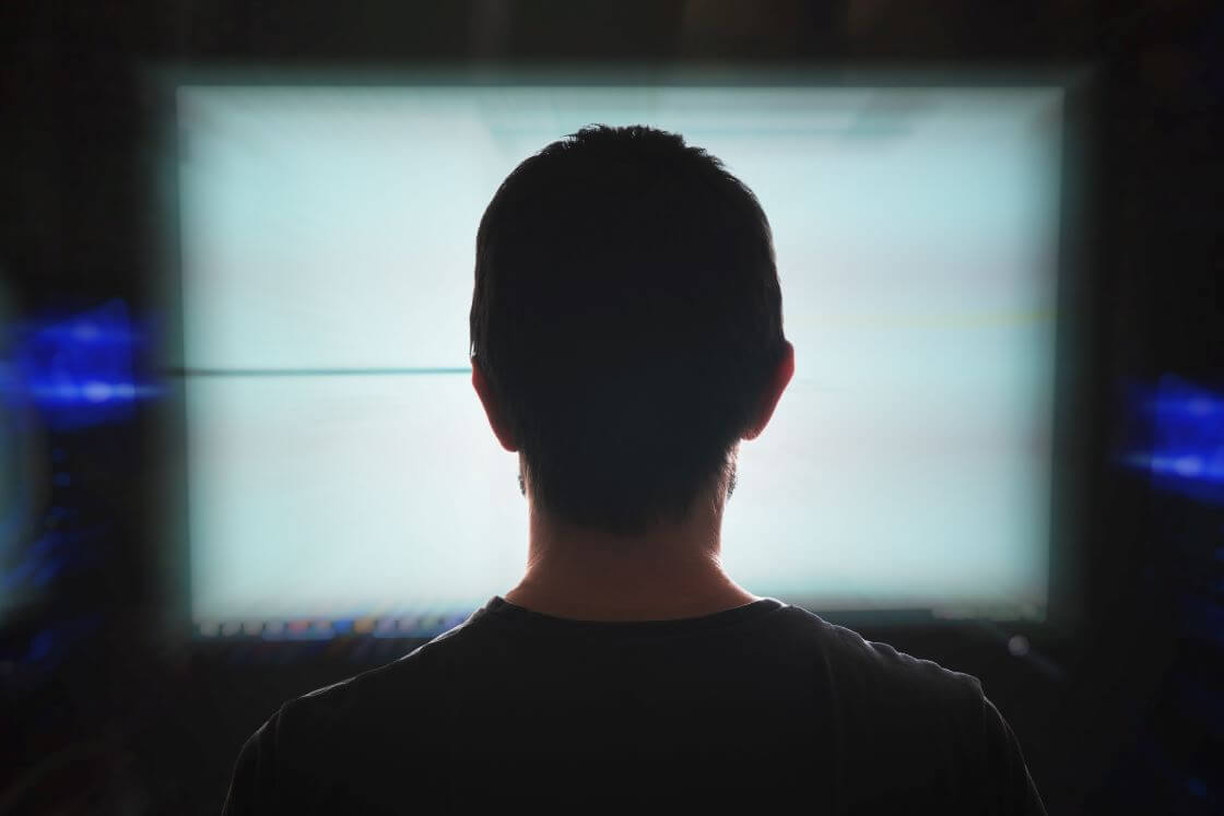 A man sits in front of a blank computer screen. © By vchalup/stock.adobe.com