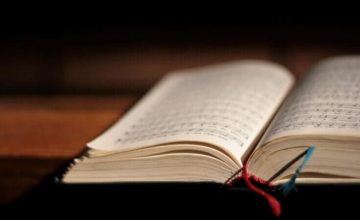 A Christian hymnal in German lies open on a table. © By Claudia Hesse/stock.adobe.com