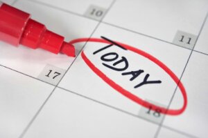 A red marker has just circled the word "TODAY" on a white calendar, illustrating that today is a gift. © By driftwood/stock.adobe.com