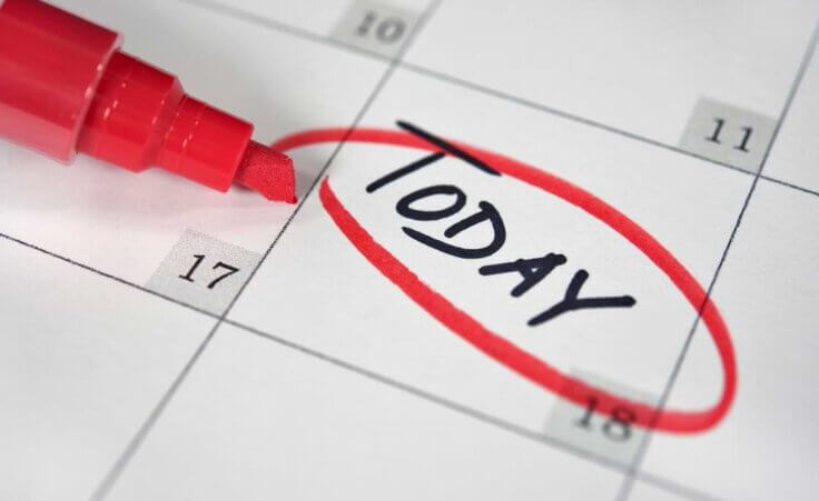 A red marker has just circled the word "TODAY" on a white calendar, illustrating that today is a gift. © By driftwood/stock.adobe.com