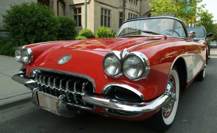 A red corvette sits empty on an urban road. © By chicagophoto/stock.adobe.com