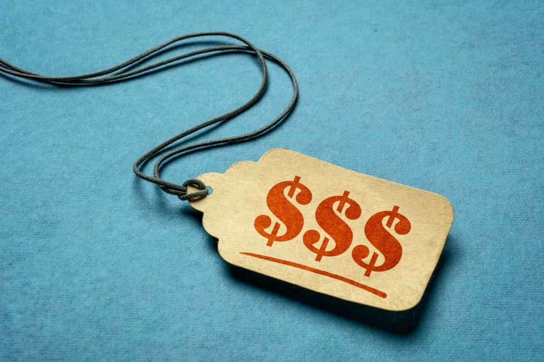 A price tag shows three dollar signs. © By MarekPhotoDesign.com/stock.adobe.com