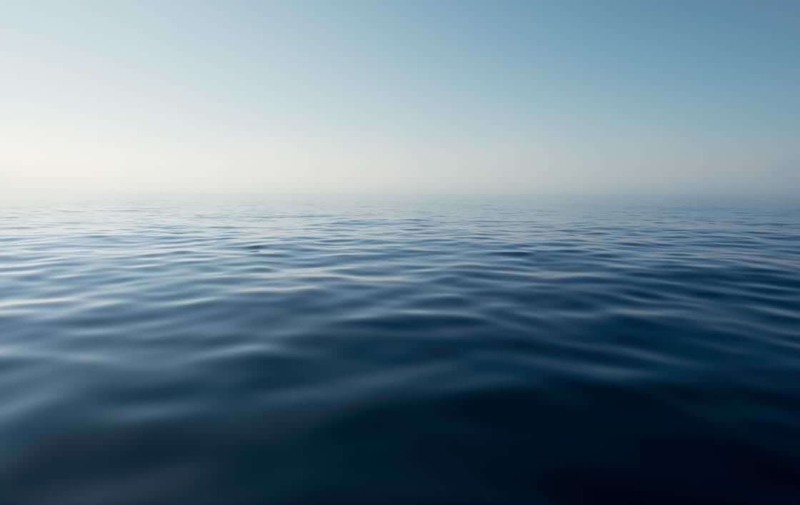 Un océano azul tranquilo contra un cielo azul tranquilo que representa la paz de Dios. © By inigocia/stock.adobe.com